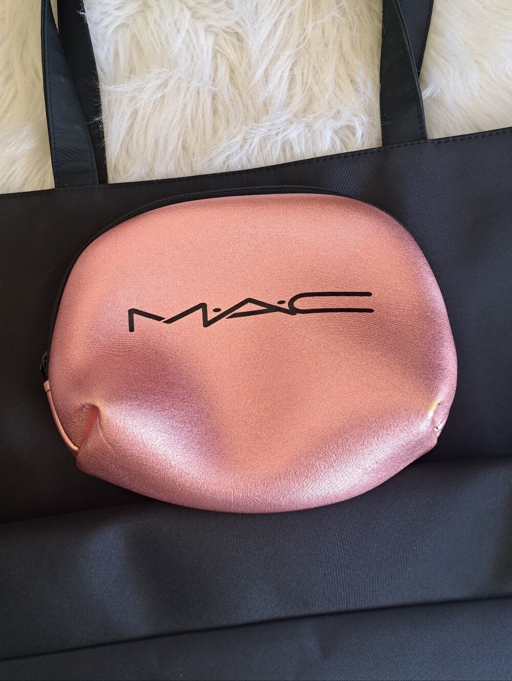 Lg Sturdy Tote W/Lg Mac Cosmetics Bag
